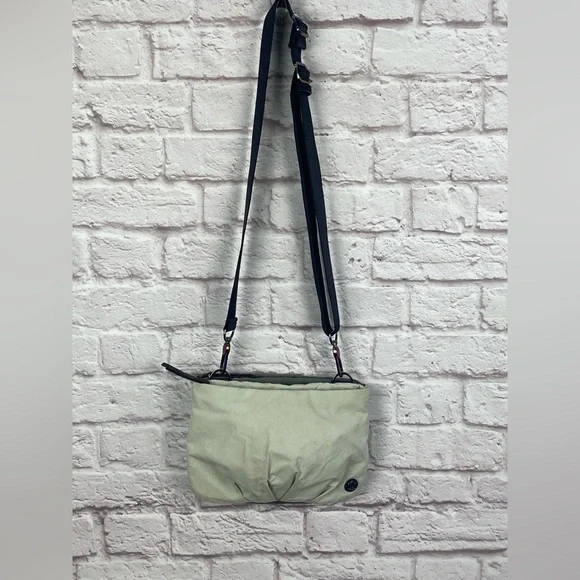 Lululemon Hip to be Free Crossbody Bag - Picture 2 of 9